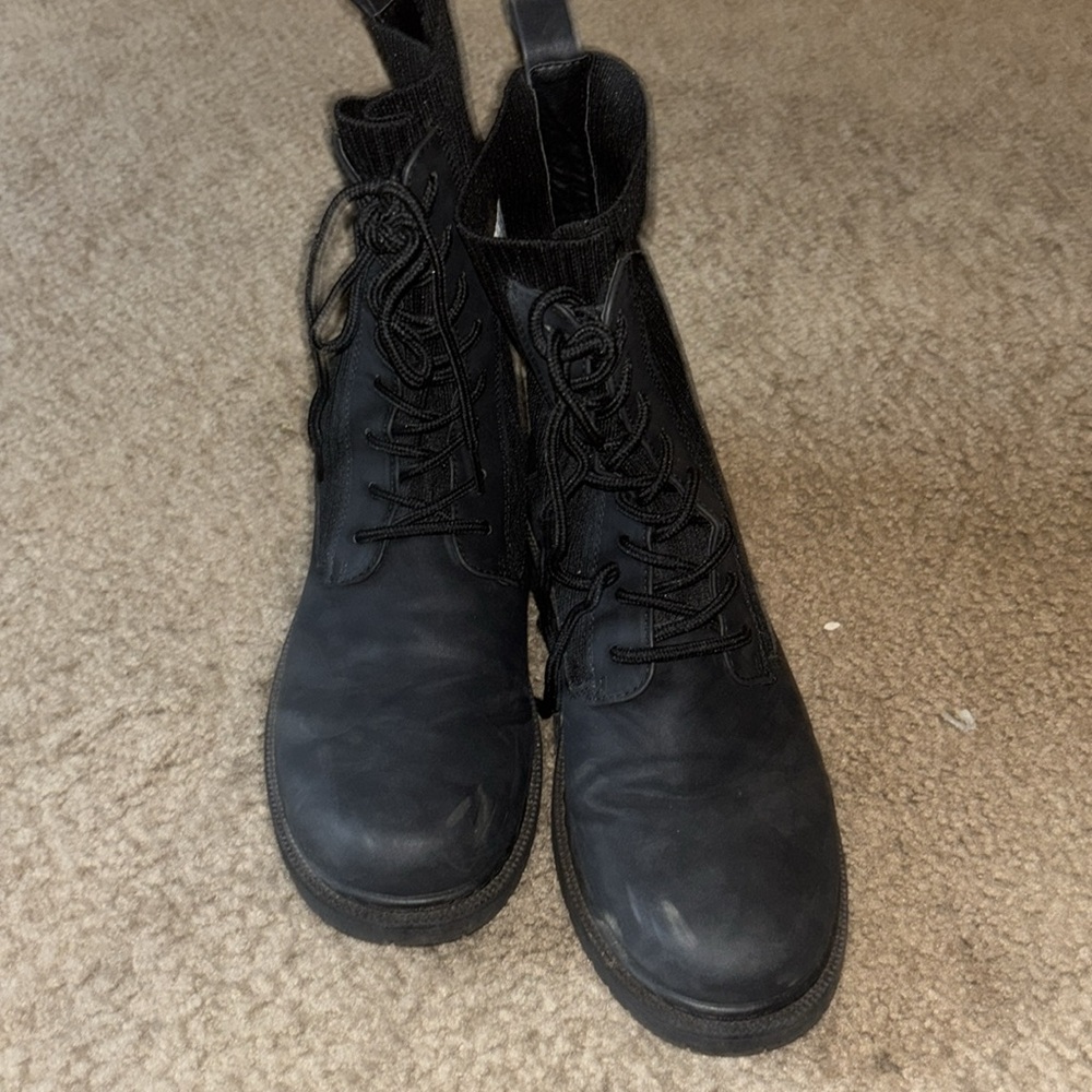 Woman’s boots - Picture 2 of 4